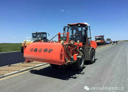 小區(qū)道路清掃用哪種電動掃路機好 小區(qū)道路清掃用哪種電動掃路機好